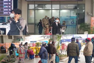 पटना एयरपोर्ट पर यात्रियों की कोरोना जांच