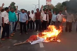 Congress burns symbolic statue