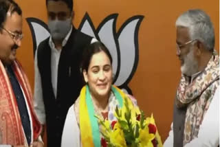 aparna-yadav-daughter-in-law-of-mulayam-singh-yadav-joins-bjp