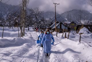 vaccine-workers-trek-in-kashmirs-snowy-mountains-to-give-vaccine-to-villagers