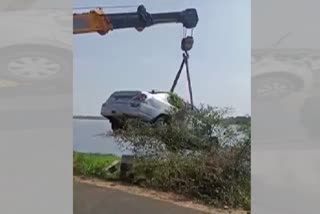 uncontrolled car fell down to lake in Davangere district