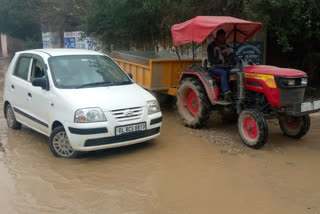 कीचड़युक्त सड़क से परेशान लोग