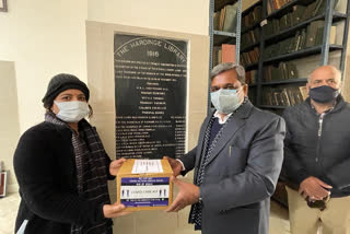 ndmc-vc-distributed-covid-kit-to-the-staff-of-the-oldest-library-in-delhi