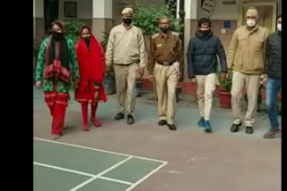 Moti Nagar police arrested chain snatching husband and wife in delhi