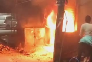 fire-broke-out-in-bike-workshop-in-delhi