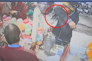 CCTV captures a thief cleverly pick-pocketing mobile in Ujjain, ujjain crime report, ujjain mobile medical shop theft video, viral video crime