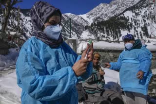 Frontline workers on a COVID Vaccine trek in snowy mountains of Kashmir  Front line workers  COVID vaccine reaches kashmir  on a trek to deliver vaccine  Himalayan trek to deliver covid vaccine  കശ്‌മീർ കൊവിഡ് വാക്‌സിൻ  കശ്‌മീർ മുൻനിര തൊഴിലാളികൾ  ഹിമാലയൻ ഗ്രാമങ്ങളിൽ കൊവിഡ് വാക്‌സിൻ