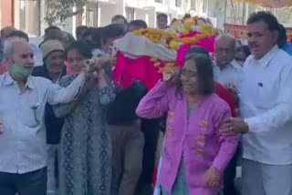 Daughters Perform Last Rites of Father