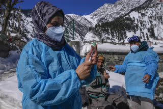 Healthcare workers vaccinated in Kashmir,ಲಸಿಕೆ ಹಾಕುವ ಆರೋಗ್ಯ ಸಿಬ್ಬಂದಿ,Vaccination work in mountainous areas,ಪರ್ವತ ಪ್ರದೇಶದಲ್ಲಿ ಜನರಿಗೆ ಲಸಿಕೆ ಹಾಕುವ ಸಿಬ್ಬಂದಿ,ಮಂಜುಗಡ್ಡೆಯಲ್ಲಿ ಲಸಿಕೆ ಹಾಕುವ ಆರೋಗ್ಯ ಸಿಬ್ಬಂದಿ