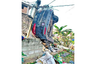 Car driver hit to light pole in Visakhapatnam, Car driver hit to light pole in Andhra Pradesh, Andhra Pradesh crime news, ವಿಶಾಖಪಟ್ಟಣದಲ್ಲಿ ವಿದ್ಯುತ್​ ಕಂಬಕ್ಕೆ ಡಿಕ್ಕಿ ಹೊಡೆದ ಕಾರಿನ ಚಾಲಕ, ಆಂಧ್ರಪ್ರದೇಶದಲ್ಲಿ ವಿದ್ಯುತ್​ ಕಂಬಕ್ಕೆ ಕಾರು ಡಿಕ್ಕಿ, ಆಂಧ್ರಪ್ರದೇಶ ಅಪರಾಧ ಸುದ್ದಿ,