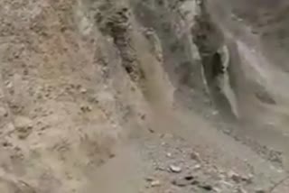 ऋषिकेश गंगोत्री हाईवे पर पहाड़ी दरकने का डरावना वीडियो