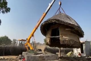 Translocation of 40 year old hut making waves on social media  Translocation of 40 year old hut video  Translocation of old hut rajastan Barmer Rajasthan  40 വർഷം പഴക്കമുള്ള കുടിലിന്‍റെ സ്ഥലംമാറ്റം രാജസ്ഥാൻ  കുടിൽ സ്ഥാനമാറ്റം ബാർമർ  പുർഖാറാം വീട് സ്ഥലംമാറ്റുന്ന വീഡിയോ