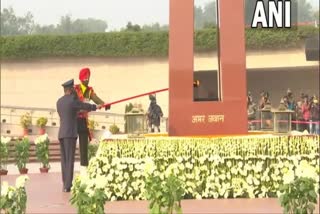 Amar Jawan Jyoti flame extinguished  Amar Jawan Jyoti flame merged with National War Memorial  Amar Jawan Jyoti  National War Memorial  അമർ ജവാൻ ജ്യോതി  അമർ ജവാൻ ജ്യോതി തീജ്വാല അണച്ചു  അമർ ജവാൻ ജ്യോതി ദേശീയ യുദ്ധ സ്‌മാരകത്തിൽ ലയിപ്പിച്ചു