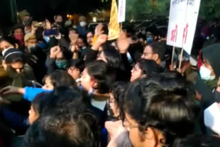 JNUSU ਕੈਂਪਸ 'ਚ JNU ਪ੍ਰਸ਼ਾਸਨ ਅਤੇ ਦਿੱਲੀ ਪੁਲਿਸ ਦੇ ਖਿਲਾਫ ਪ੍ਰਦਰਸ਼ਨ