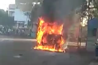 City bus caught fire in Rajkot, City bus caught fire in Gujarat, Gujarat news, ರಾಜ್​ಕೋಟ್​ನಲ್ಲಿ ನಡು ರಸ್ತೆಯಲ್ಲೇ ಹೊತ್ತಿ ಉರಿದ ಸಿಟಿ ಬಸ್​, ಗುಜರಾತ್​ನಲ್ಲಿ ನಡು ರಸ್ತೆಯಲ್ಲೇ ಹೊತ್ತಿ ಉರಿದ ಸಿಟಿ ಬಸ್​, ಗುಜರಾತ್​ ಸುದ್ದಿ,
