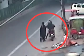 CCTV footage of mobile snatching of Moti Nagar delhi