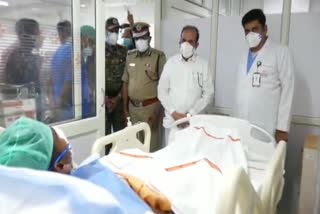 وزیرداخلہ محمود علی نے زخمی پولیس کانسٹیبل کی عیادت کی
