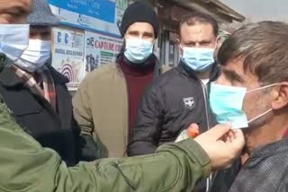 Mask, Sanitizers Distributed in Sopore: بومئی، سوپور میں ماسک اور سینیٹائزر تقسیم