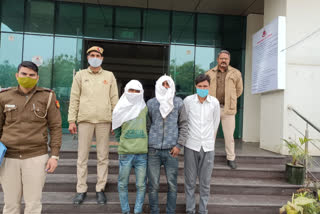 Three arrested for mobile snatching in delhi