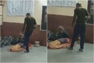 Policeman mercilessly beating elder beggars caught on camera  Policeman beating old beggar on railway station video viral  ഭിക്ഷാടകരെ പൊലീസുകാരൻ മര്‍ദിച്ചു  രാജസ്ഥാനിലെ മക്രാന റെയിൽവേ സ്റ്റേഷന്‍