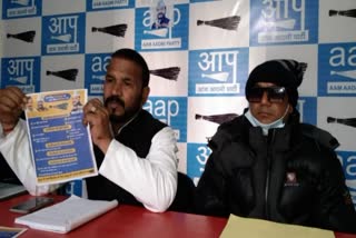 AAP accused of distributing liquor and money