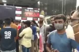 Salesman at Mahindra showroom in Karnataka taunts farmer for attire  Mahindra showroom Karnataka  Salesman taunts farmer for attire  കാർ വാങ്ങാനെത്തിയ കർഷകന് വസ്ത്രത്തിന്‍റെ പേരിൽ അപമാനം  മഹീന്ദ്ര കാർ ഷോറൂം സെയിൽസ്‌മാൻ കർഷകനെ അപമാനിച്ചു