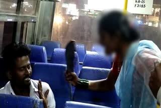 Drunk man beaten with sandals for pulling woman's hair in Bus  karnataka Bagalkote Drunk man beaten with sandals  ബഗൽക്കോട്ട് മദ്യപിച്ച് ബസിൽ യാത്ര ചെയ്‌ത യുവാവിന് ചെരുപ്പടി  കർണാടക മുടിൽയിൽ വലിച്ച യുവാവിന് ചെരുപ്പ് കൊണ്ട് മർദനം  ബസ് ചെരുപ്പടി വീഡിയോ