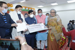 Industries Minister Shahnawaz Hussain paid outstanding salary to employees of Bhagalpur Bihar Spun Silk Mill
