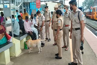 குடியரசு தினத்தை முன்னிட்டு திருவள்ளூர் ரயில் நிலையத்தில் ரயில்வே பாதுகாப்பு படை வீரர்கள் பயணிகளின் உடமைகளை தீவிரமாக சோதனை