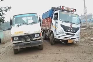 Truck stuck in water logging pit in delhi