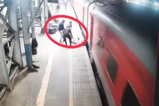 Passenger fell while boarding the train at Vasai Road railway station