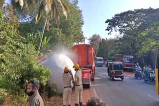 Gas tanker overturned in near Uttara kannada
