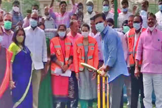 KTR Plays Cricket