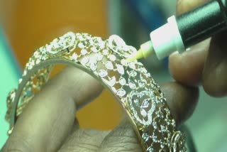 Rough Diamond Trading Surat: સરકાર જાહેરાત કરીને ભૂલી ગઈ! રફ હીરાની ખરીદી માટે વેપારીઓએ દર મહિને ચૂકવવા પડે છે 100 કરોડ!