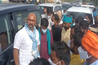 TRS attack on MP Arvind: ఎంపీ ధర్మపురి అర్వింద్ వాహనంపై రాళ్ల దాడి