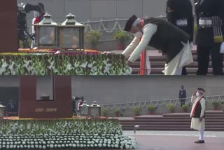 Prime Minister Narendra Modi lays wreath at the National War Memorial on 73rd  PM Modi lays wreath at the National War Memorial  73rd Republic Day celebration  ദേശീയ യുദ്ധസ്മാരകത്തിൽ പുഷ്‌പചക്രം അർപ്പിച്ച് പ്രധാനമന്ത്രി  ദേശീയ യുദ്ധസ്മാരകം ആദരവർപ്പിച്ച് നരേന്ദ്ര മോദി  ദേശീയ യുദ്ധസ്മാരകത്തിൽ പുഷ്‌പചക്രം അർപ്പിക്കുന്ന വീഡിയോ