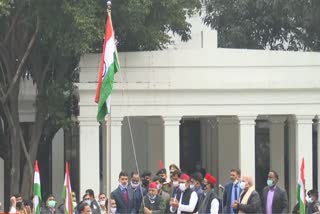 गणतंत्र दिवस पर सपा कार्यालय में मुलायम ने फहराया तिरंगा.