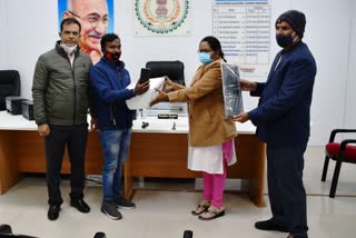 blind jaysingh got support of smart device