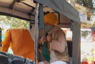 Rajyavardhan Singh Dattigaon in e rickshaw