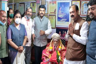 Minister Narayana Gowda congratulates Padma Shri award Gamaka singer Keshavamurthy