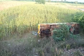 ksrtc-bus-overturns-near-naragunda