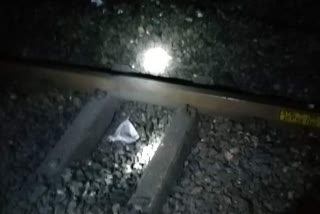 naxals-blow-up-railway tracks on Howrah-New Delhi line-in-jharkhands-giridih