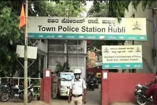 Man Assault on his collogue from screw driver at hubli Garage