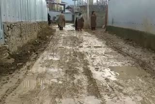 Dilapidated roads Irks Kaloosa Residents:کلوسہ، بانڈی پورہ میں احتجاج، خستہ حال سڑکوں کی مرمت کا مطالبہ