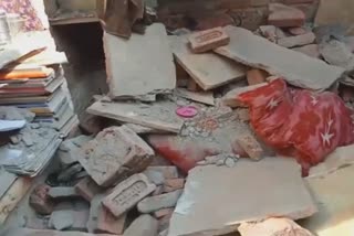 gwalior roof fell on family