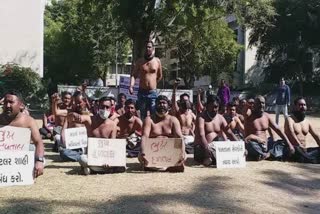 Protest By Sweepers In Gandhinagar: કાયમી કરવાની માંગ સાથે અર્ધનગ્ન હાલતમાં સફાઈ કર્મચારીઓએ કર્યો વિરોધ, મેયરે આપ્યું ચોંકાવનારું નિવેદન