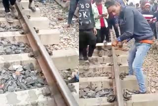 प्रदर्शनकारियों ने किया रेलवे ट्रैक को क्षतिग्रस्त