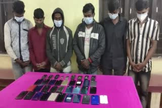 cuttack commissionerate police arrested mobile snatching gang