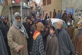 protest-against-irrigation-department-in-kulgam-for-demolition-of-public-bathroom