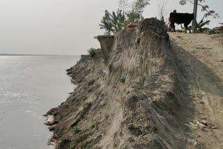 people-demanding-bridge-in-baghbar